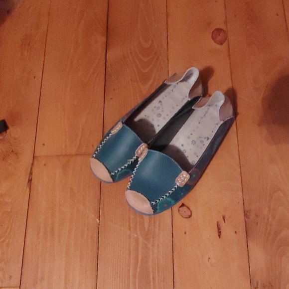 Adorable leather flats! - Picture 1 of 3